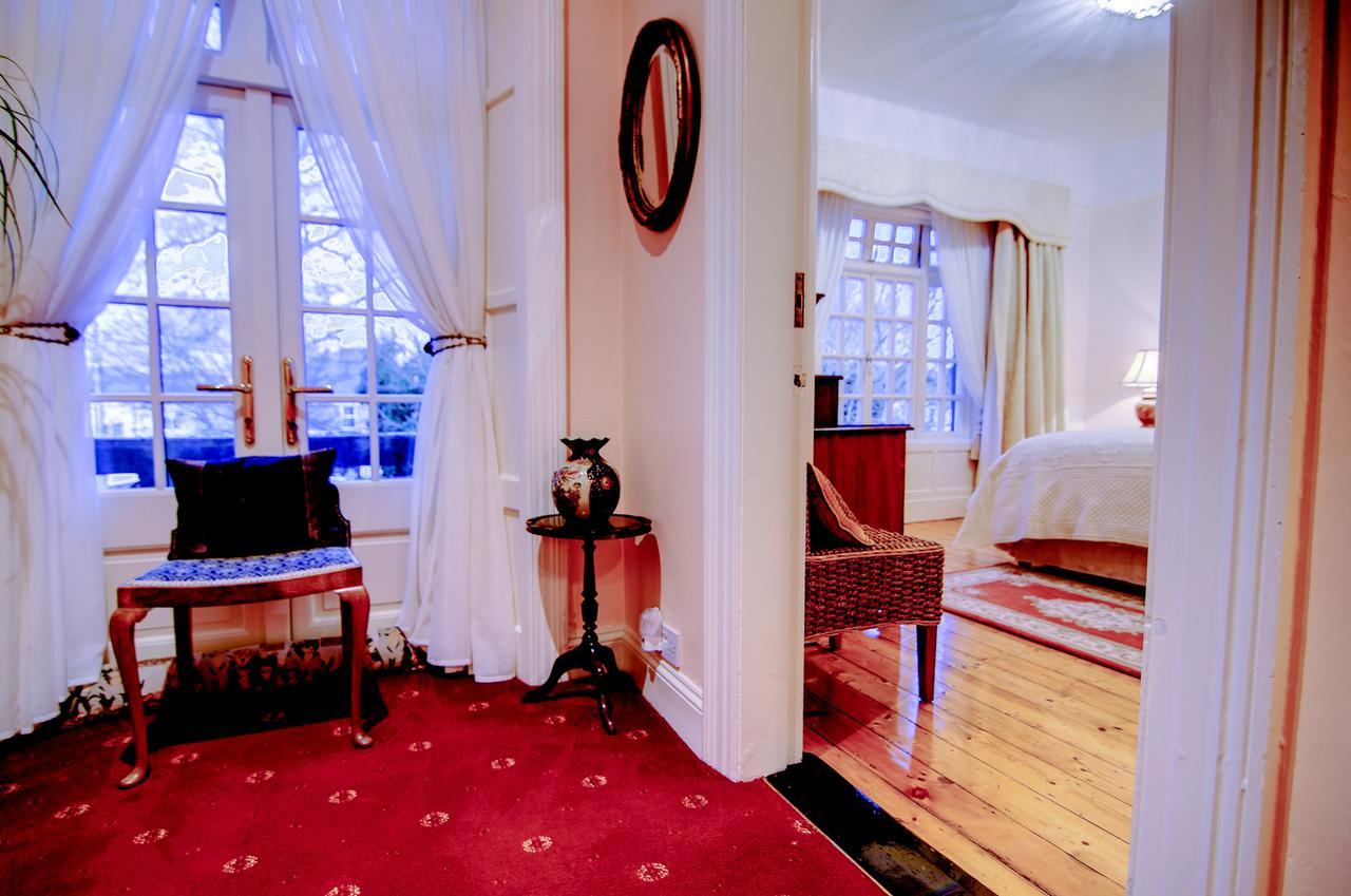 Zimmer mit Queensize-Bett und Gartenblick