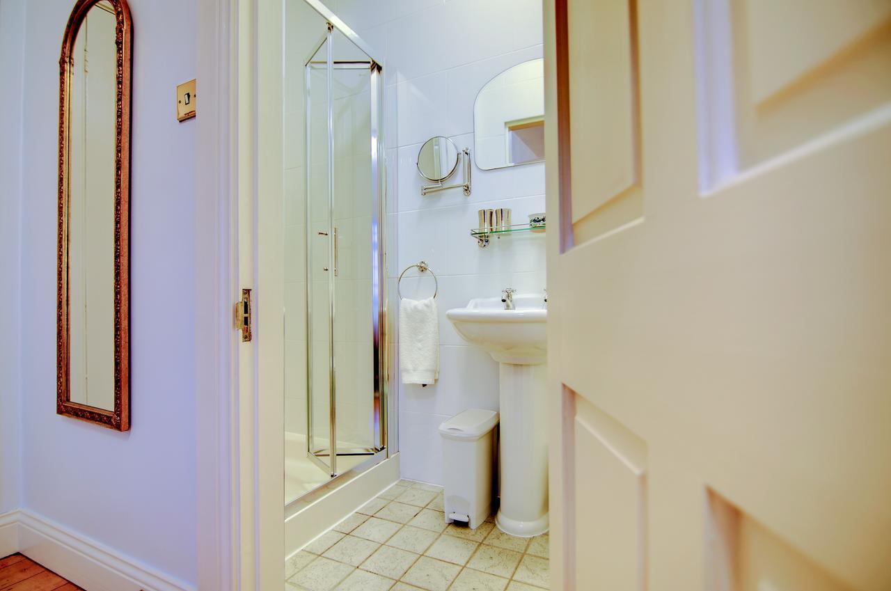 Zweibettzimmer mit eigenem Bad